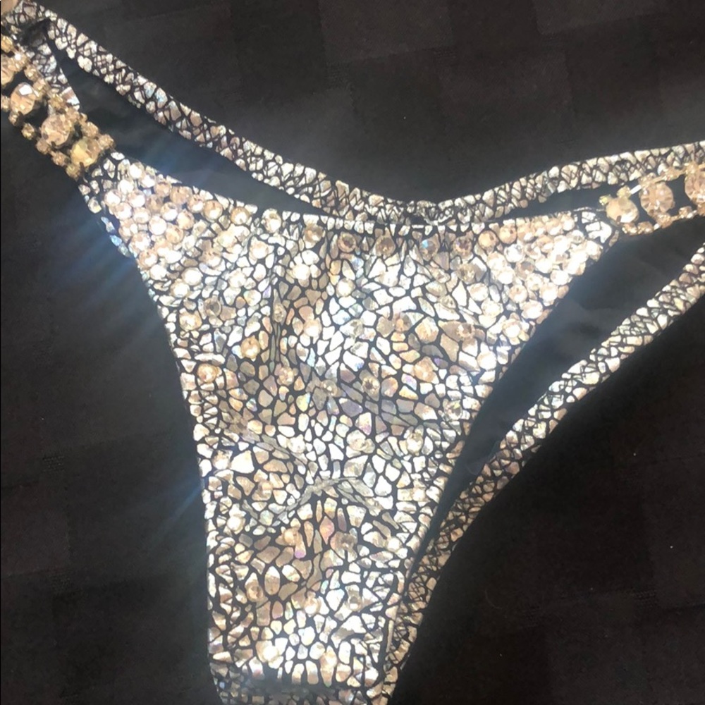 Competition Bikini - Picture 3 of 6